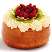 Babà con panna e frutta fresca