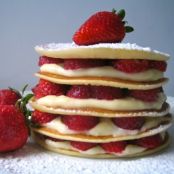 Pancakes con crema diplomatica e fragole