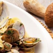 Spaghetti con funghi porcini e vongole